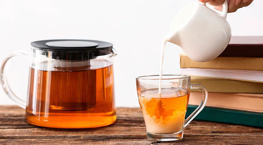 В Великобритании традиционно пьют черный чай с молоком — оно не просто дополняет вкус, а снижает терпкость танинов