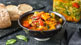 Запеченные перцы, маринованные с чесноком