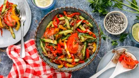 Салат с говядиной, болгарским перцем, помидорами и огурцами