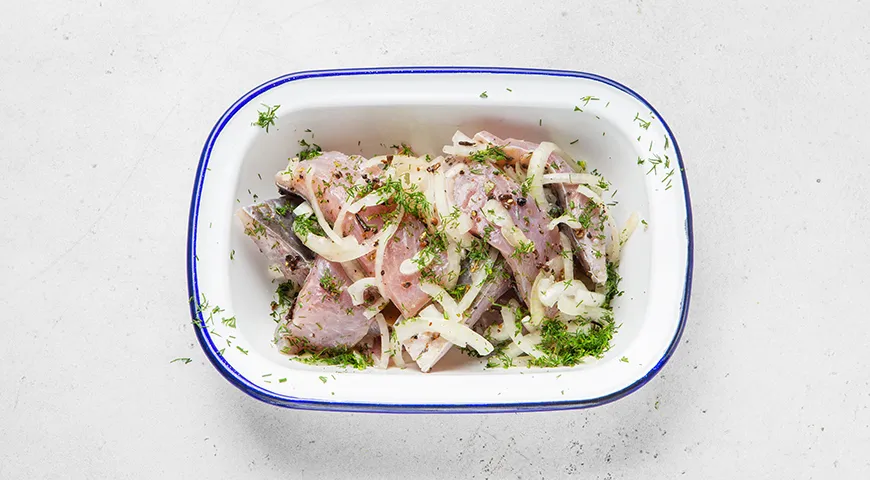 Маринованный карп в уксусе с луком