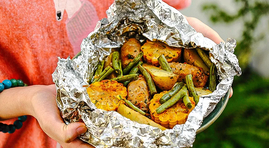 Колбаски с кукурузой и картофелем в фольге