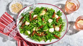 Салат с руколой и вялеными помидорами