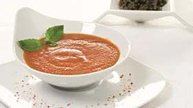 Суп из свежих помидоров с тапенадом