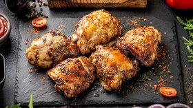 Курица с хрустящей корочкой, запеченная в духовке: коллекция рецептов для будней и праздников