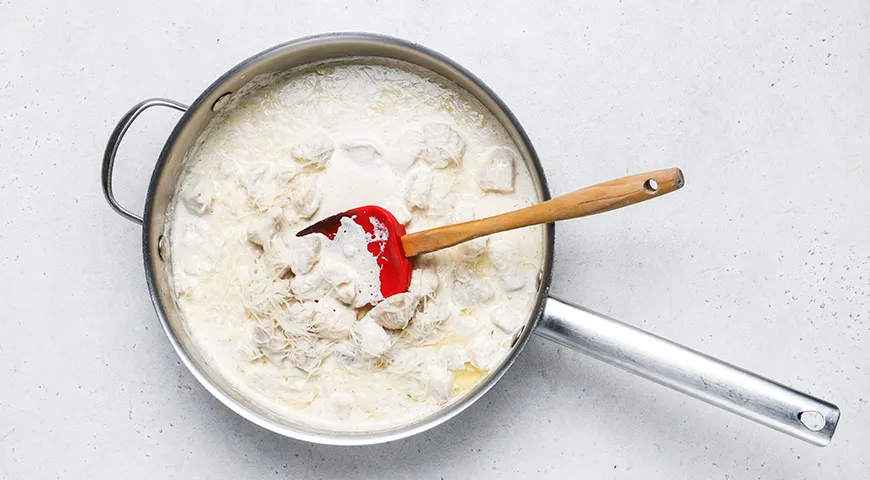 Макароны с курицей в сливочно-сырном соусе