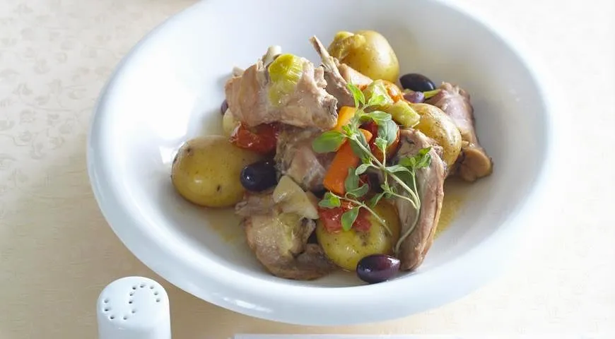 Жаркое из кролика с овощами и оливками