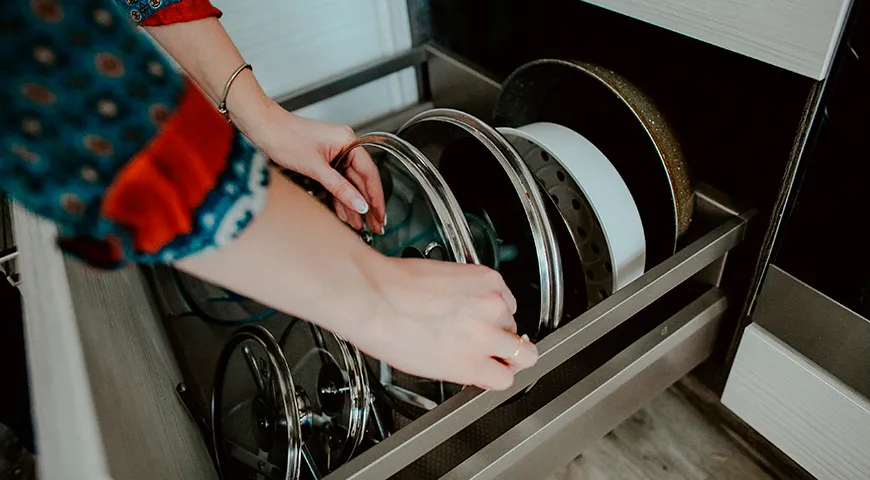 Органайзер для крышек поможет сэкономить место в кухонных шкафах