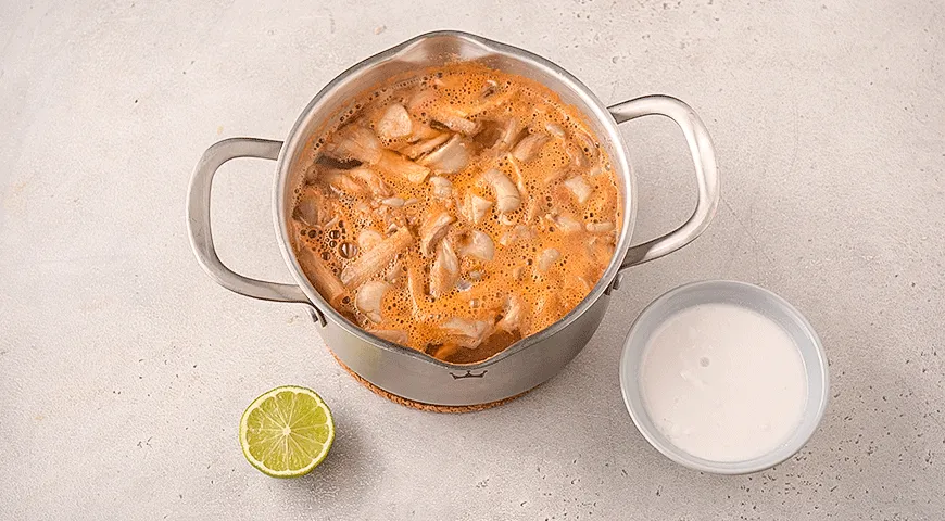 Карри-суп с рисовой вермишелью и креветками