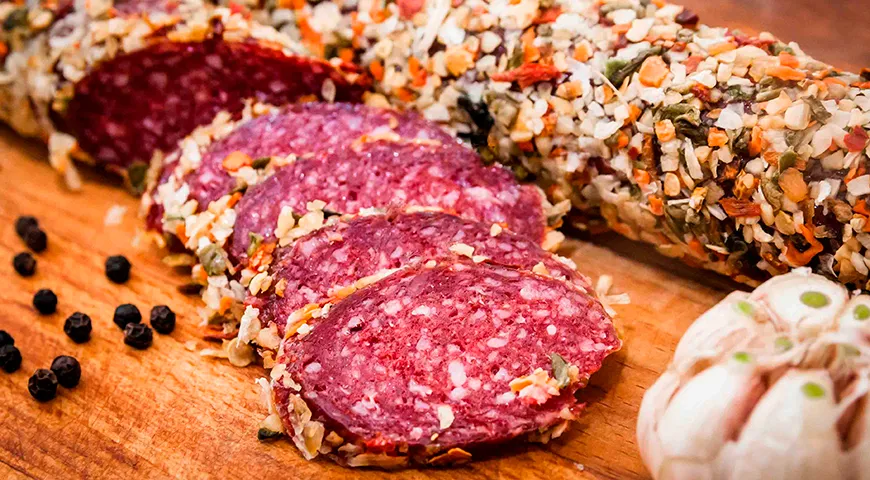 Сырокопченый сервелат отличается интенсивным ароматом копчения