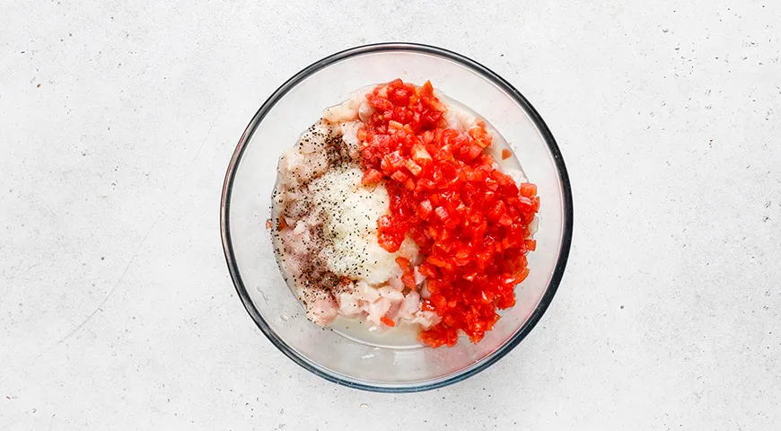 Рубленные куриные котлеты с помидорами