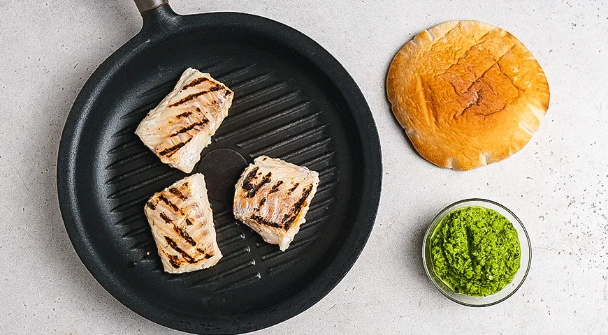 Белая рыба с зеленой сальсой