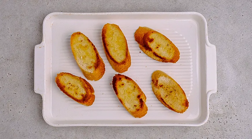 Кростини со спаржей, голубым сыром и орехами