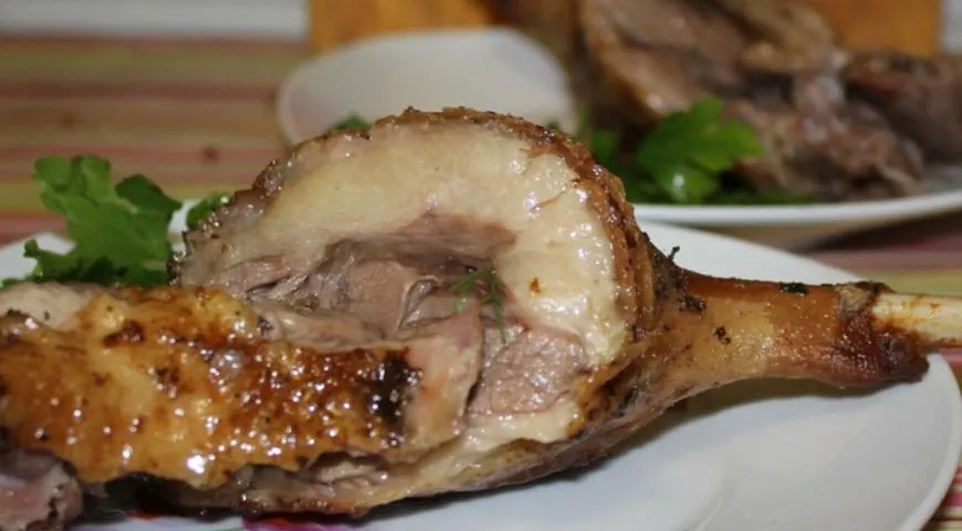 блюда из дикого гуся. блюда с гусем кусочками. кусочки гуся. гусь в духовке кусочками. гусь томленый.