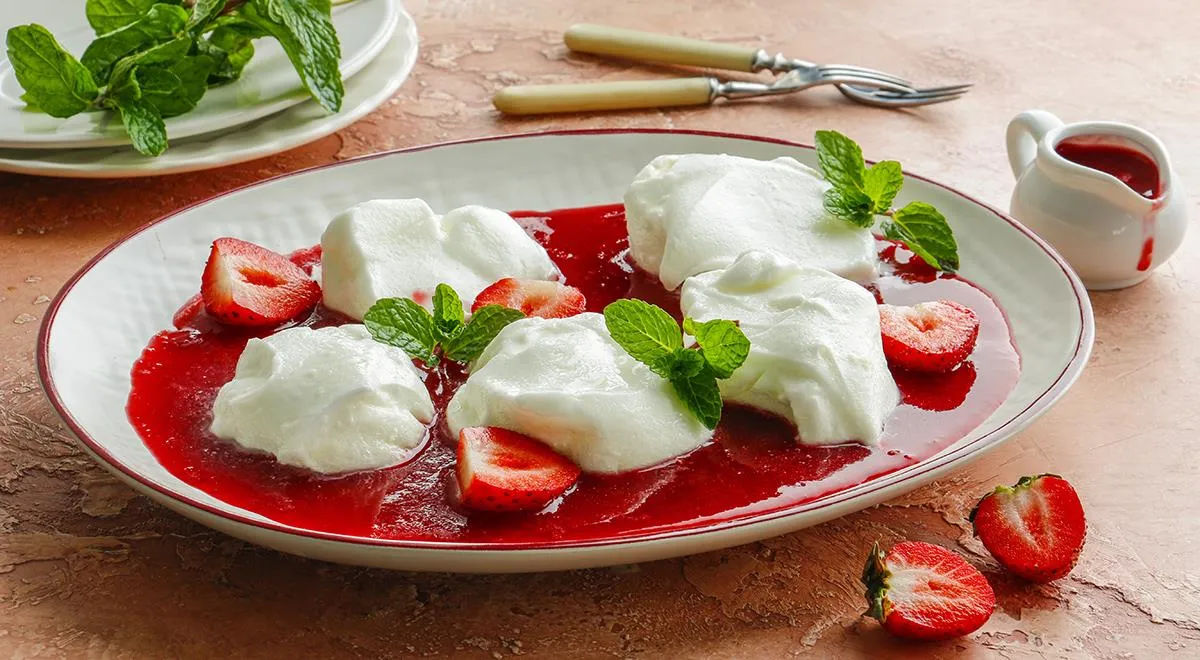 Снежки с подливкой из замороженных ягод