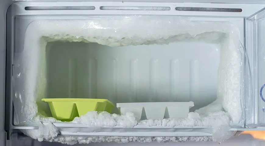 Регулярно размораживайте холодильник, если нет системы No Frost. Морозилка с слоем льда на стенках требует больше энергии для работы