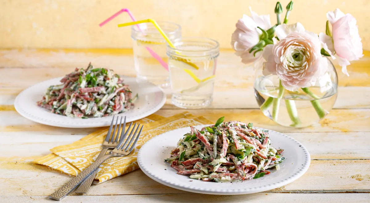 Салат с кукурузой и колбасой