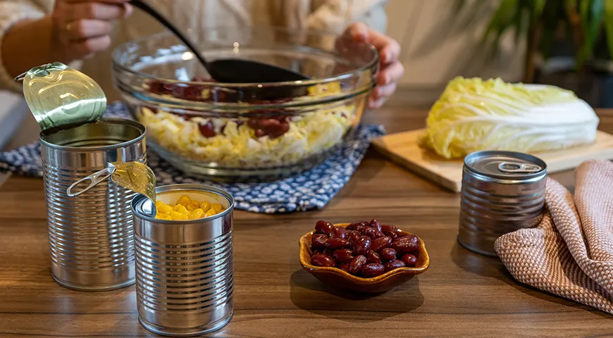 Промывать консервированные овощи необязательно: делать это или нет, зависит от индивидуальных предпочтений 