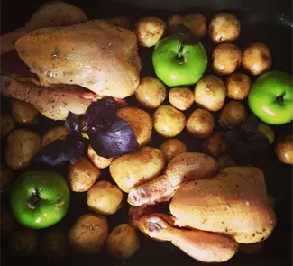 Мини-цыплята, запеченные с яблоками, картофелем и розмарином