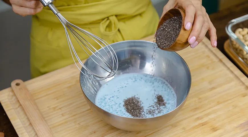 Чиа-пудинг готовят из расчета 2–3 ст. л. семян чиа на 200 мл жидкости