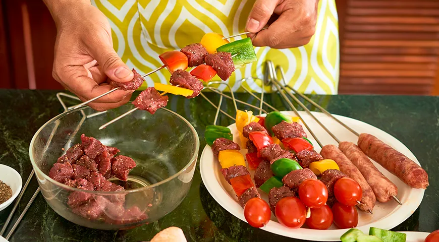 Для шашлыка в духовке мясо можно резать крупнее, чем для мангала