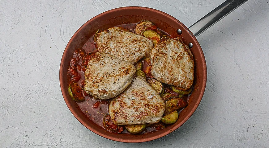 Свиные отбивные с кабачками и томатным соусом