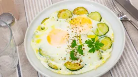 Яичница с кабачками на сковороде