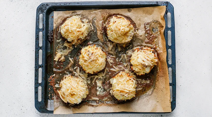 Стожки из фарша с грибами, картошкой и сыром