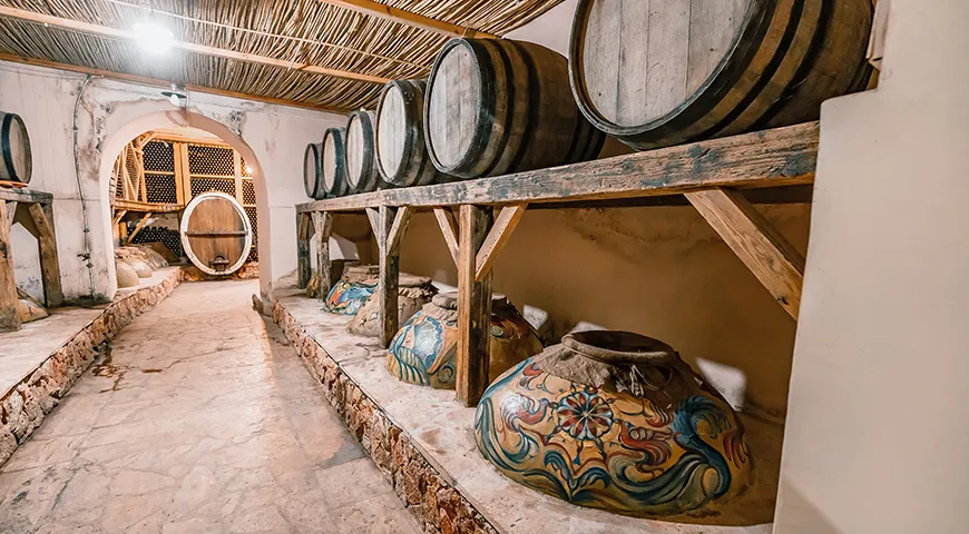 В кавказском регионе для брожения вина используют глиняные сосуды квеври 