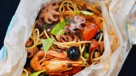 Спагетти с морепродуктами в "конверте"