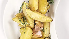 Картофель, запеченный с розмарином и чесноком