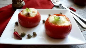 Запеченные помидоры с тунцом и моцареллой