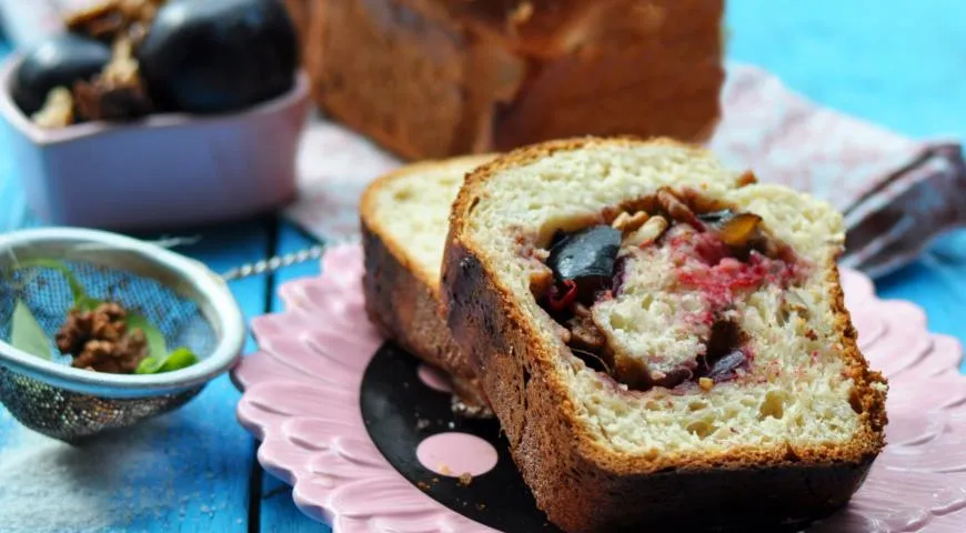 Бриошь со сливой, корицей и грецкими орехами