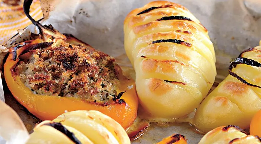Картофель, фаршированный луком, с фаршированными тунцом перцами
