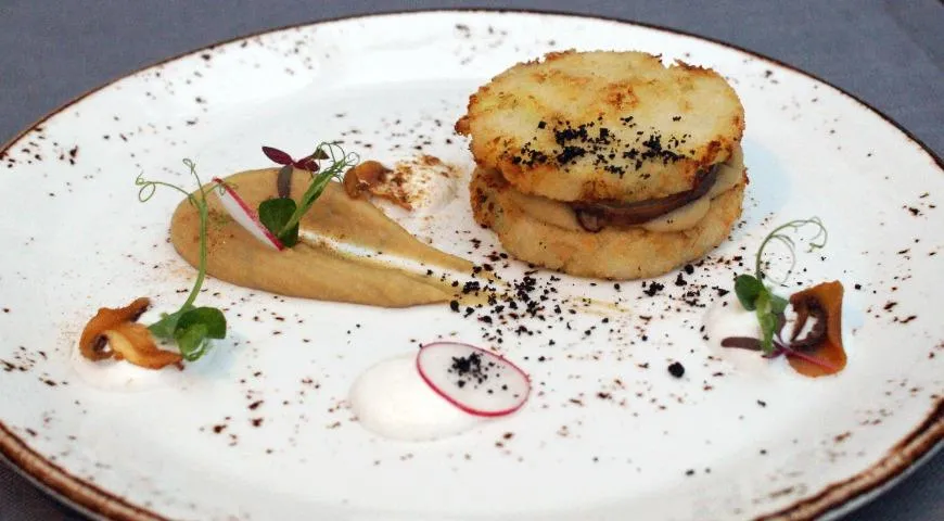 Картофельные панкейки с подосиновиками и с кремом из белых грибов от ресторана Hills
