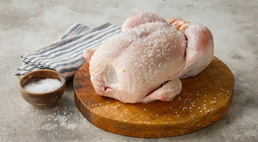 В соли курицу необходимо держать от 24 минут до часа