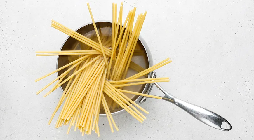 Макароны с яйцом, луком и томатной пастой на сковороде