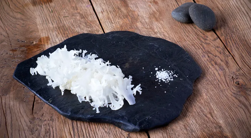 Салат с древесными грибами и цветной капустой