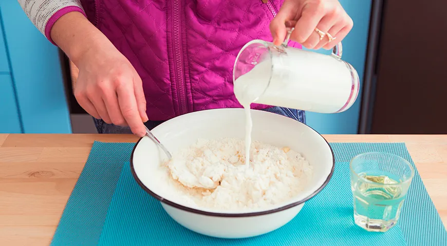 Кефир — отличная замена сметаны, но он менее жирный и более жидкий, поэтому кладите его меньше, чем положили бы сметаны, примерно 3/4