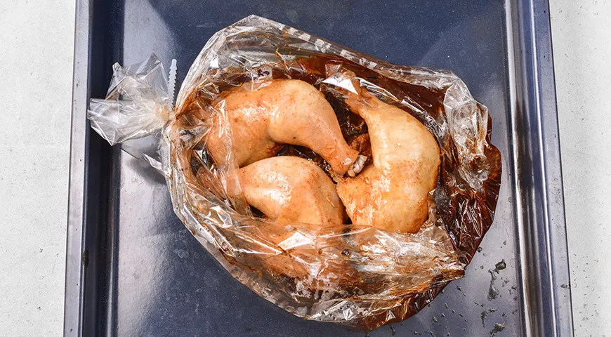 Куриные окорочка, запечённые в медово-соевом соусе, в рукаве