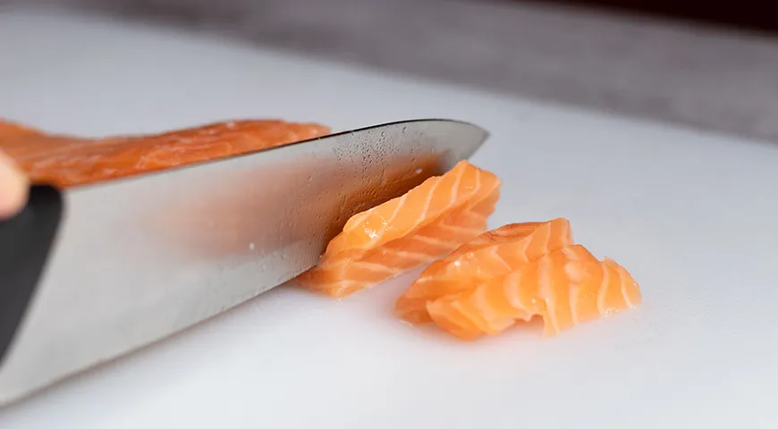 Чтобы нарезать семгу для тартара ровно и аккуратно, понадобится хорошо наточенный нож 