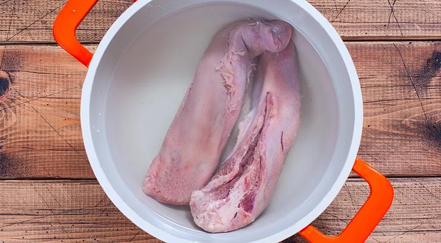 При варке вода в кастрюле должна покрывать свиной язык не менее чем на 3 см