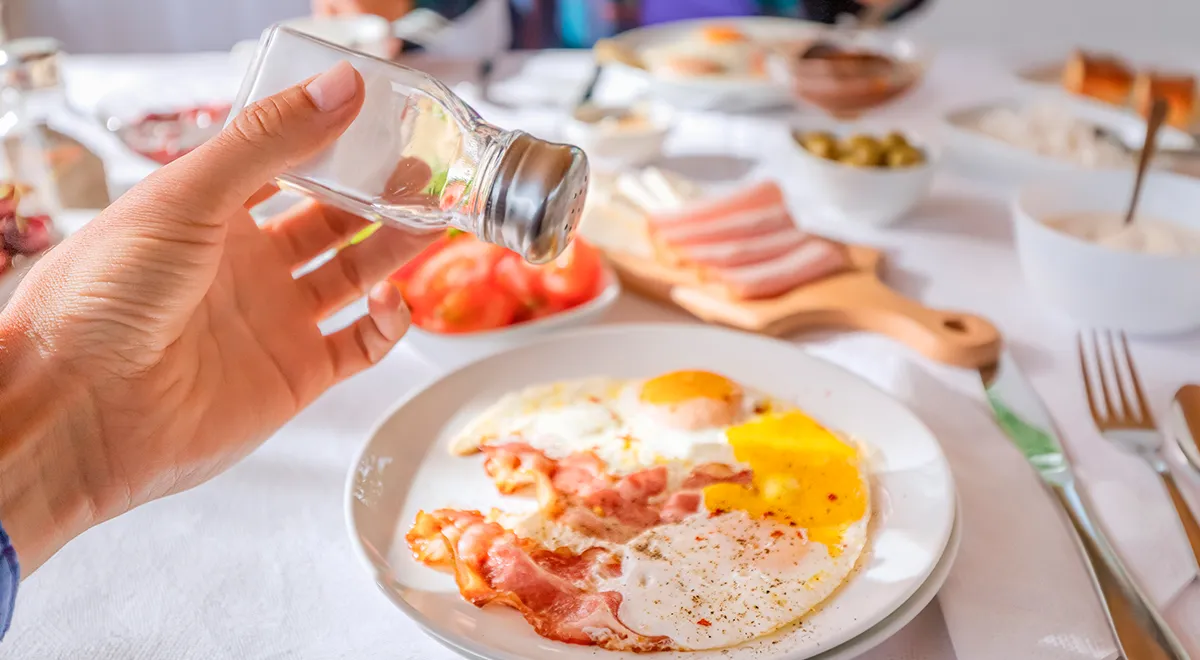 Ученые выяснили, что привычка досаливать еду может лишить слуха