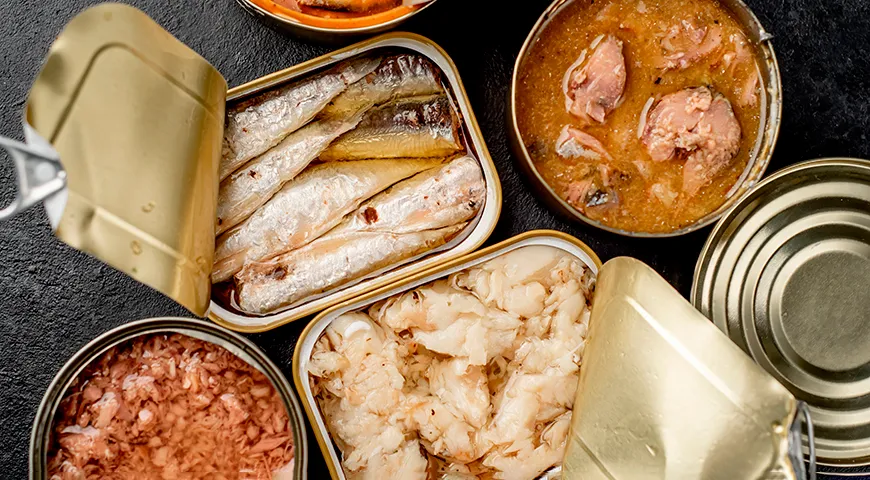 Для салата «Мимоза» предпочтительнее консервы в собственном соку или масле, с целыми кусками, которые легко разминаются вилкой