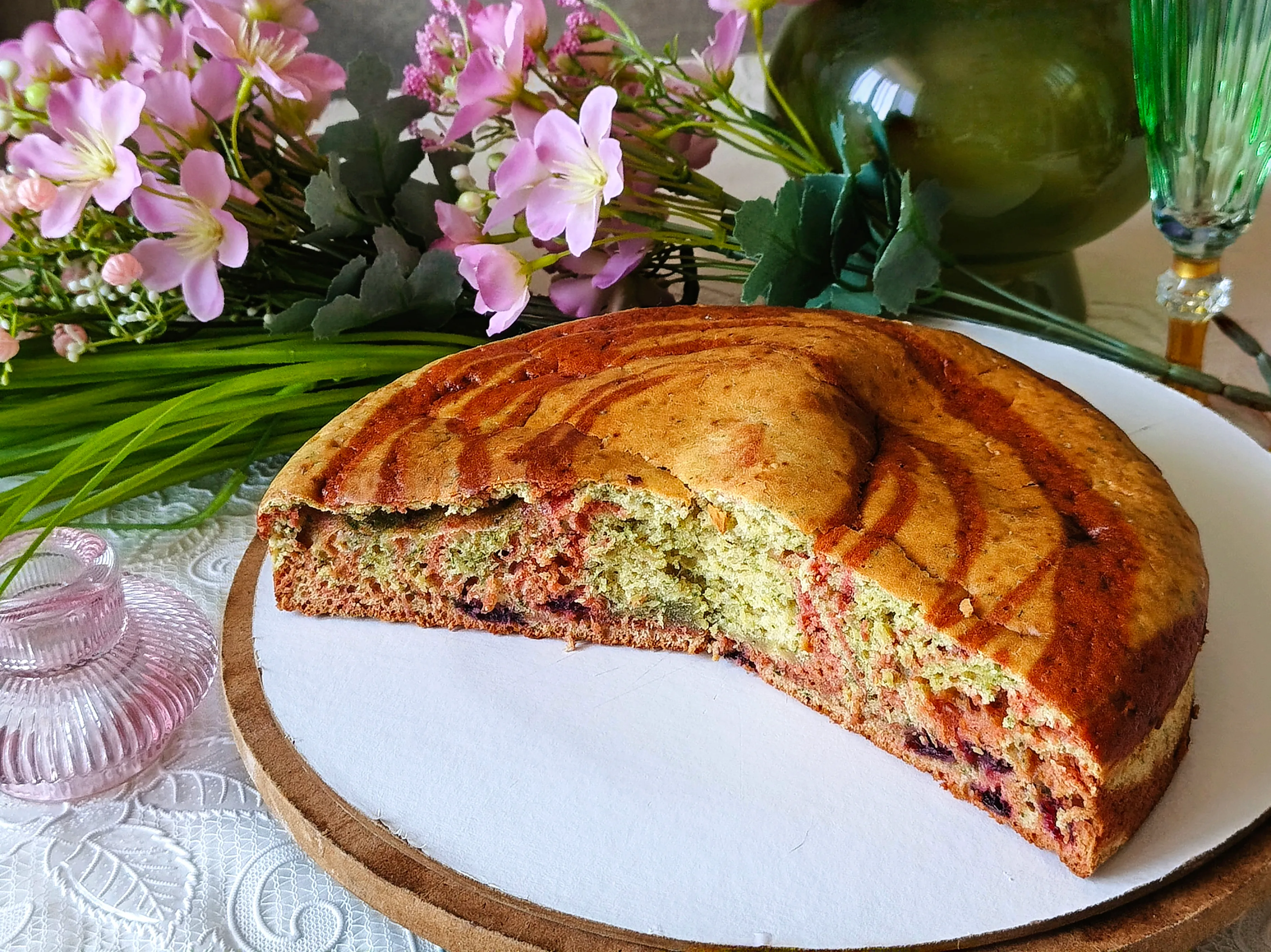 Пирог зебра с мятой и черешней