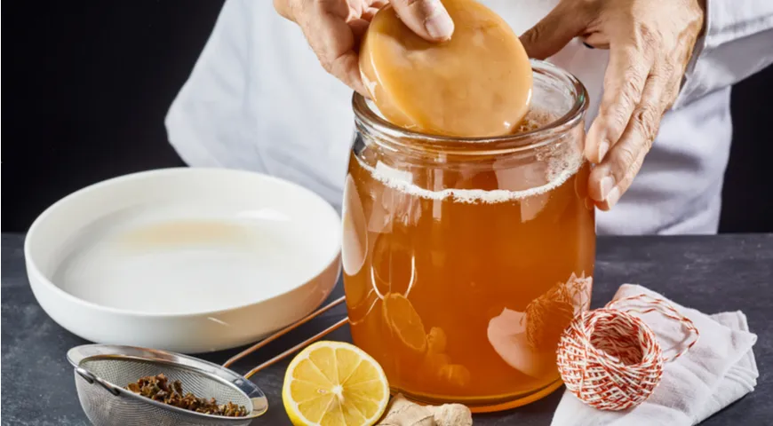 Чайный гриб готовится путем ферментации сладкого чая с помощью симбиотической культуры бактерий и дрожжей