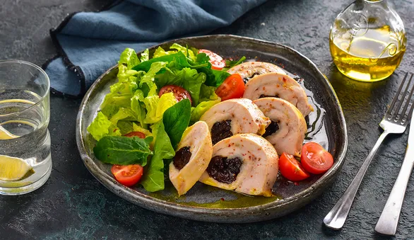 Куриный рулет с черносливом в духовке