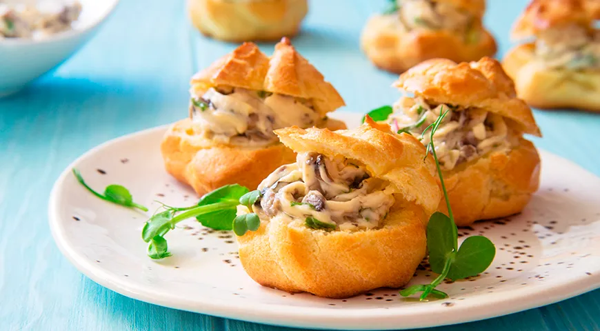 Классический вариант профитролей — это миниатюрные шарики диаметром 3–5 сантиметров