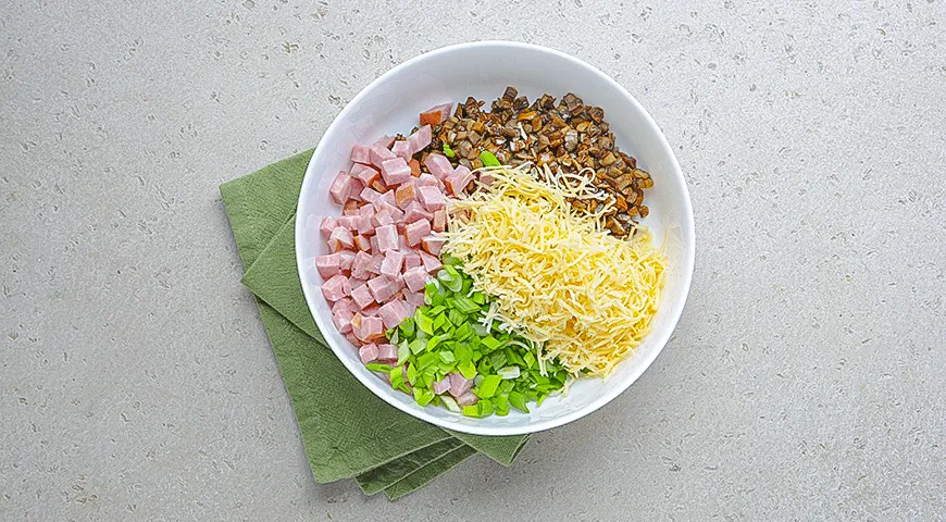 Блинная улитка с ветчиной и грибами