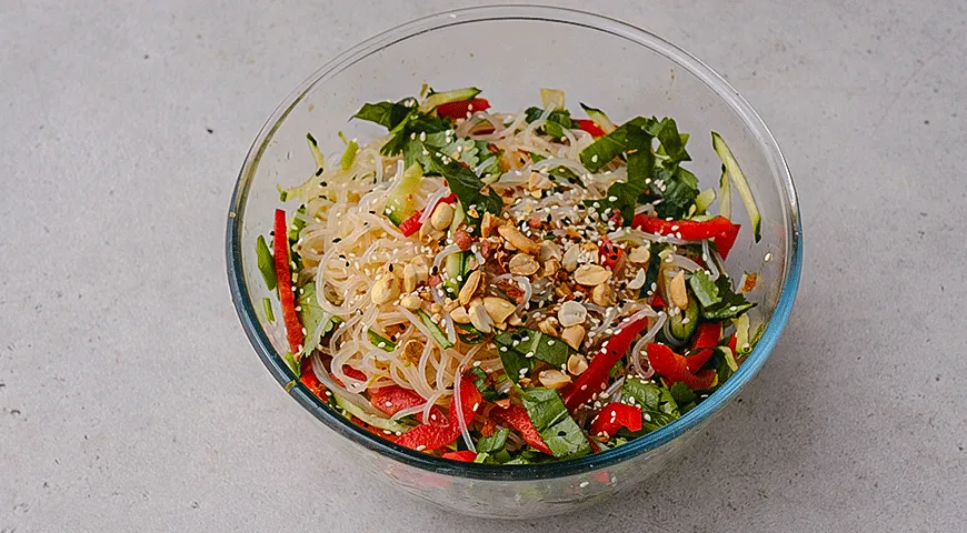 Салат из фунчозы с кунжутной заправкой