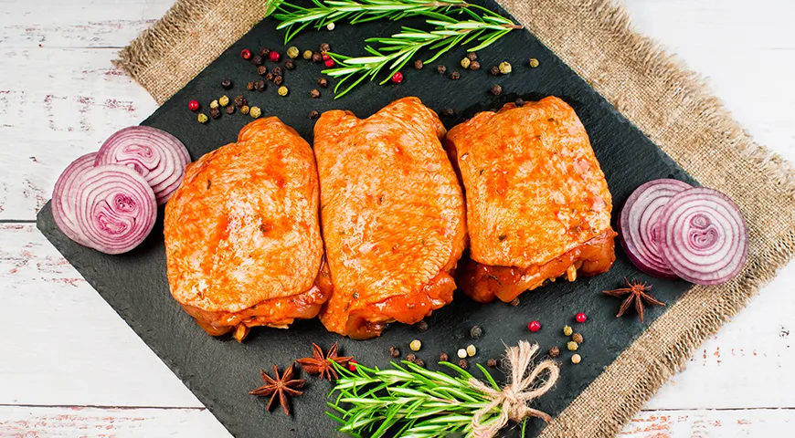 Куриные бедра — это прекрасный источник высококачественного белка, содержащего весь спектр незаменимых аминокислот